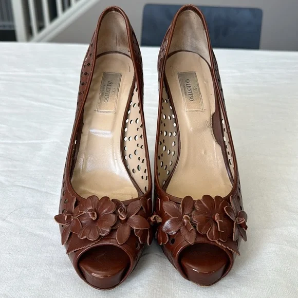 Valentino Garavani Leather Floral Pumps / heels - Picture 8 of 8